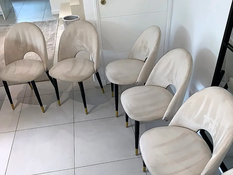 Chaises en velours nettoyées à cœur